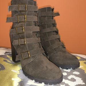 Shoe Dazzle Dark Olive ankle boot, adjustable buckle straps size 8m, side zip